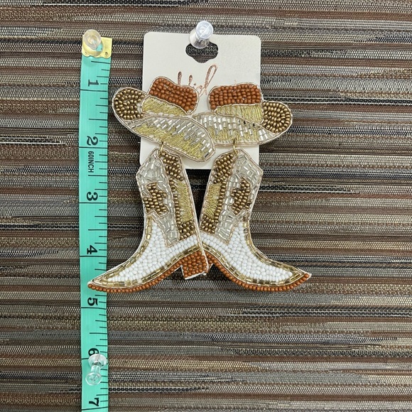 Fun beaded earrings! Lightweight and sure to be a conversation piece! - Picture 3 of 8